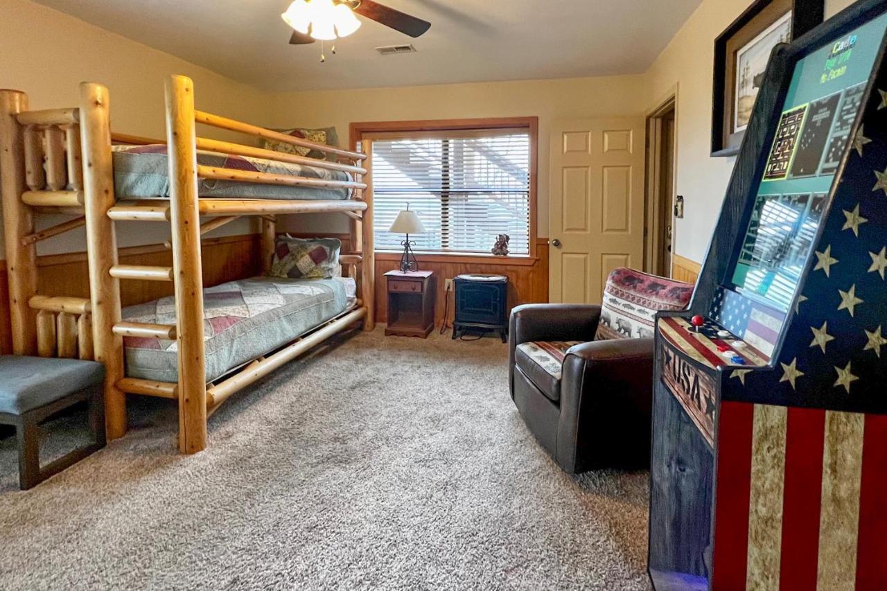 Smoky Mountain Retreat With Hot Tub, Arcade Games Villa Pigeon Forge Exterior photo